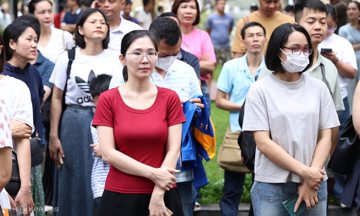 Phụ huynh hồi hộp chờ con thi '1 chọi 20' vào lớp 6