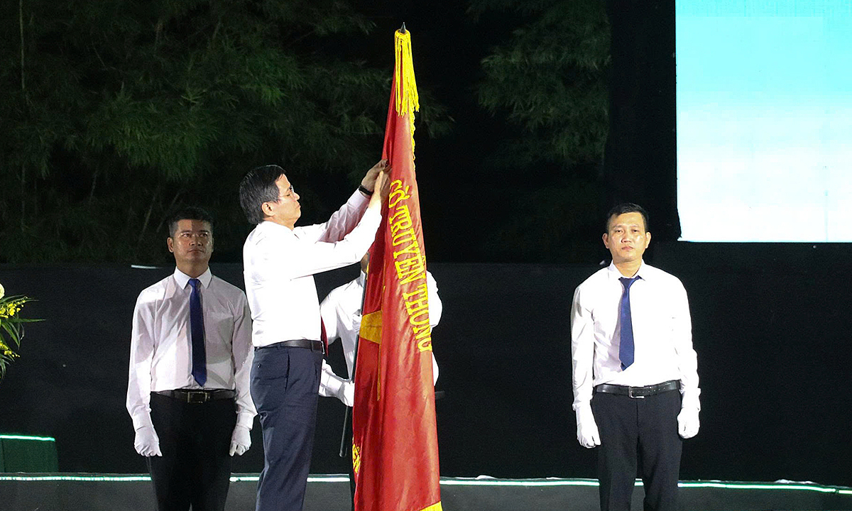 Khu di tích Kim Liên nhận Huân chương Lao động hạng nhất