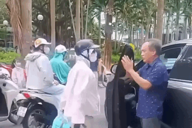 Người phụ nữ đánh tài xế ôtô tới tấp sau va chạm giao thông