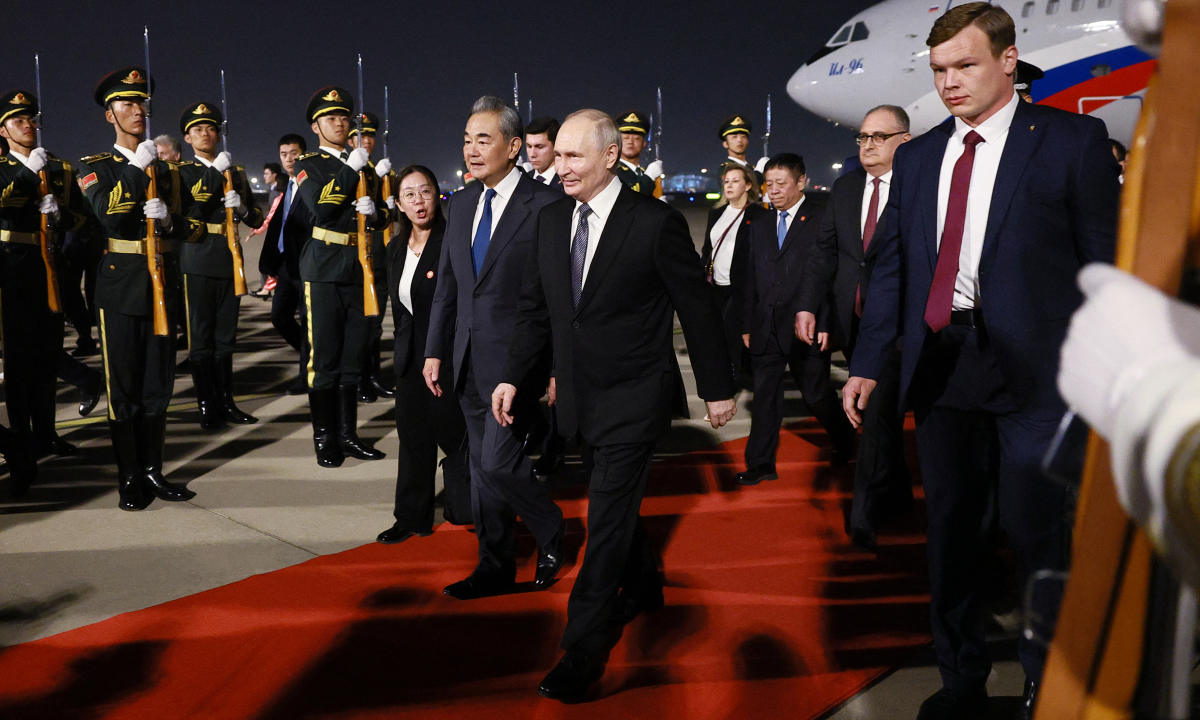 Ông Putin đến Bắc Kinh, bắt đầu thăm Trung Quốc