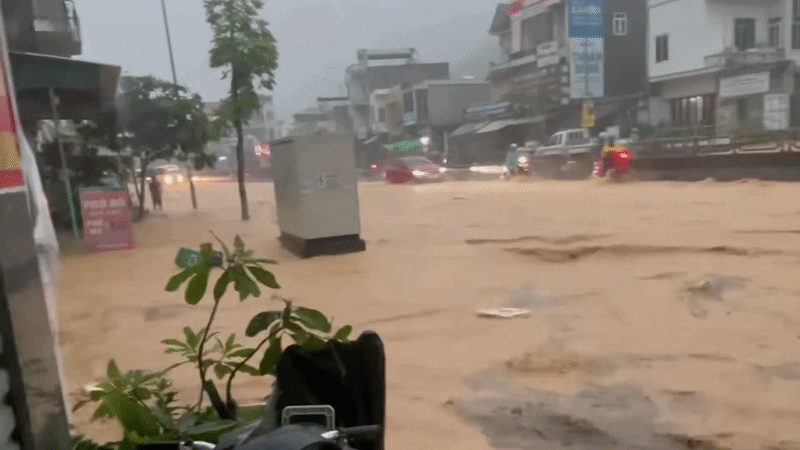 Nhà ngập, ôtô chết máy sau mưa lớn ở Quảng Ninh