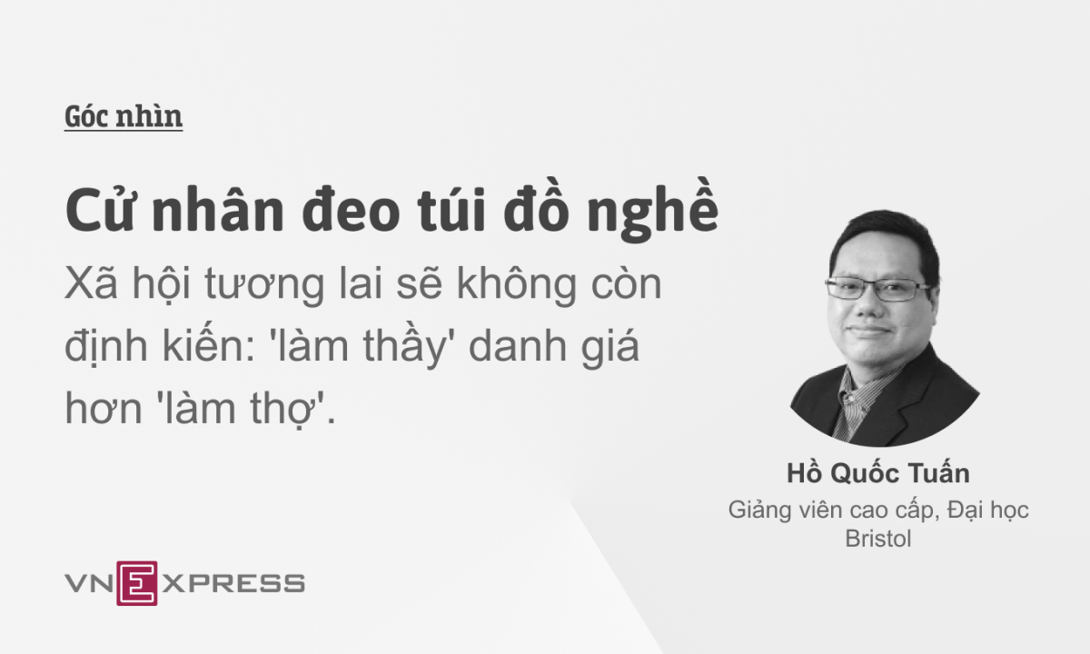 Cử nhân đeo túi đồ nghề