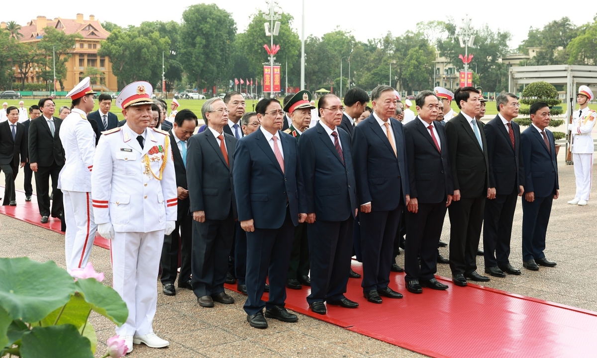 Lãnh đạo Đảng, Nhà nước và người dân vào Lăng viếng Chủ tịch Hồ Chí Minh