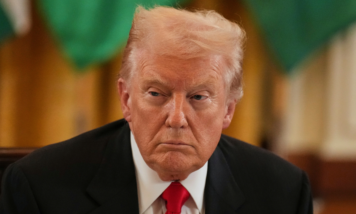 Ông Trump gần cạn công cụ ghìm giá xăng ở Mỹ