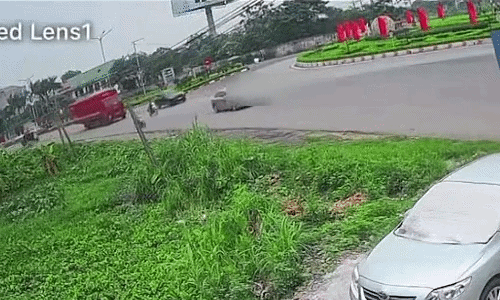 Tạt đầu xe con, người đi xe máy ngã vào gầm xe tải