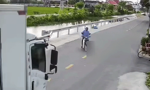 Phán đoán sai tình huống, xe tải đâm bay người đi xe máy