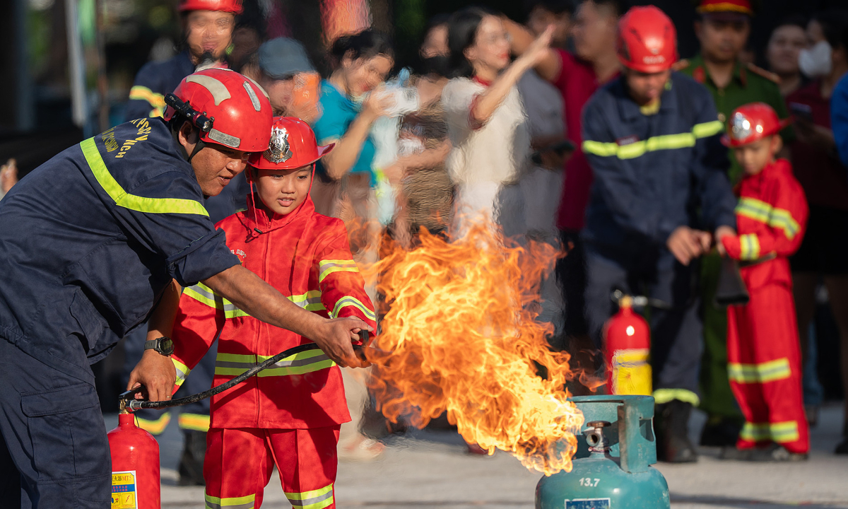 Một ngày trải nghiệm làm lính cứu hỏa của bệnh nhi ung thư