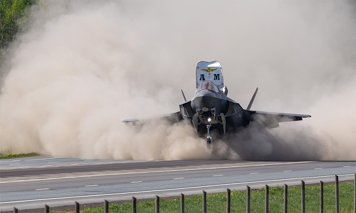 Tiêm kích F-35B lần đầu cất hạ cánh trên cao tốc Phần Lan