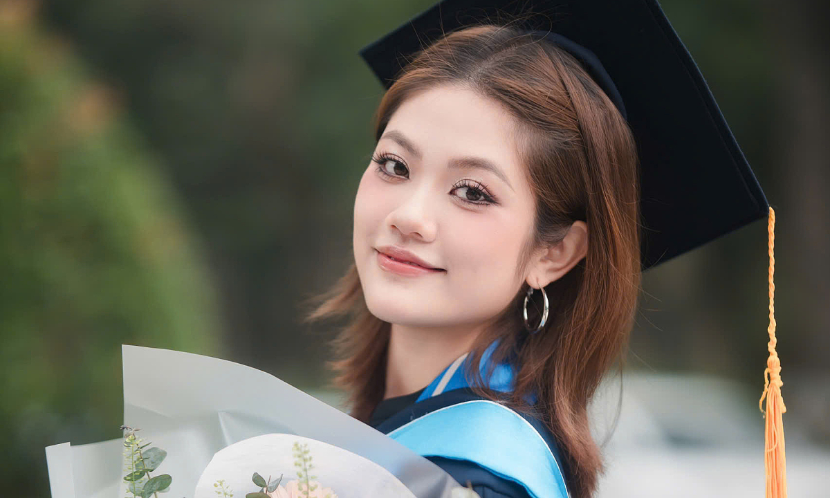 Nữ sinh tốt nghiệp sớm với bảng điểm toàn A