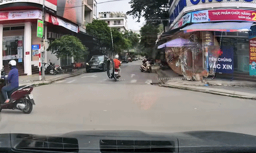Người đi xe máy từ từ lao vào đầu ôtô như bị bịt mắt