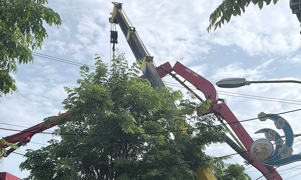 Cần bơm bêtông dài 30 m gãy đổ, thợ xây tử vong