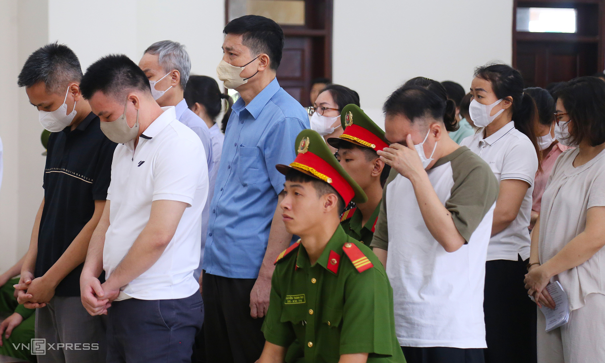 Hai cựu cục trưởng Bộ Y tế 'nhận 52 tỷ đồng' ra tòa xin giảm án
