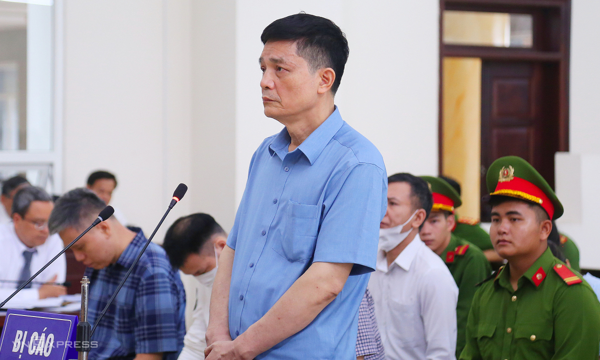 Cựu cục trưởng của Bộ Y tế khai lúc nhận tiền 'chỉ nghĩ là được cảm ơn'