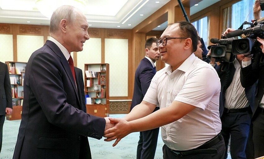 Ông Putin gặp lại 'cậu bé' chụp ảnh cùng ở Bắc Kinh 26 năm trước