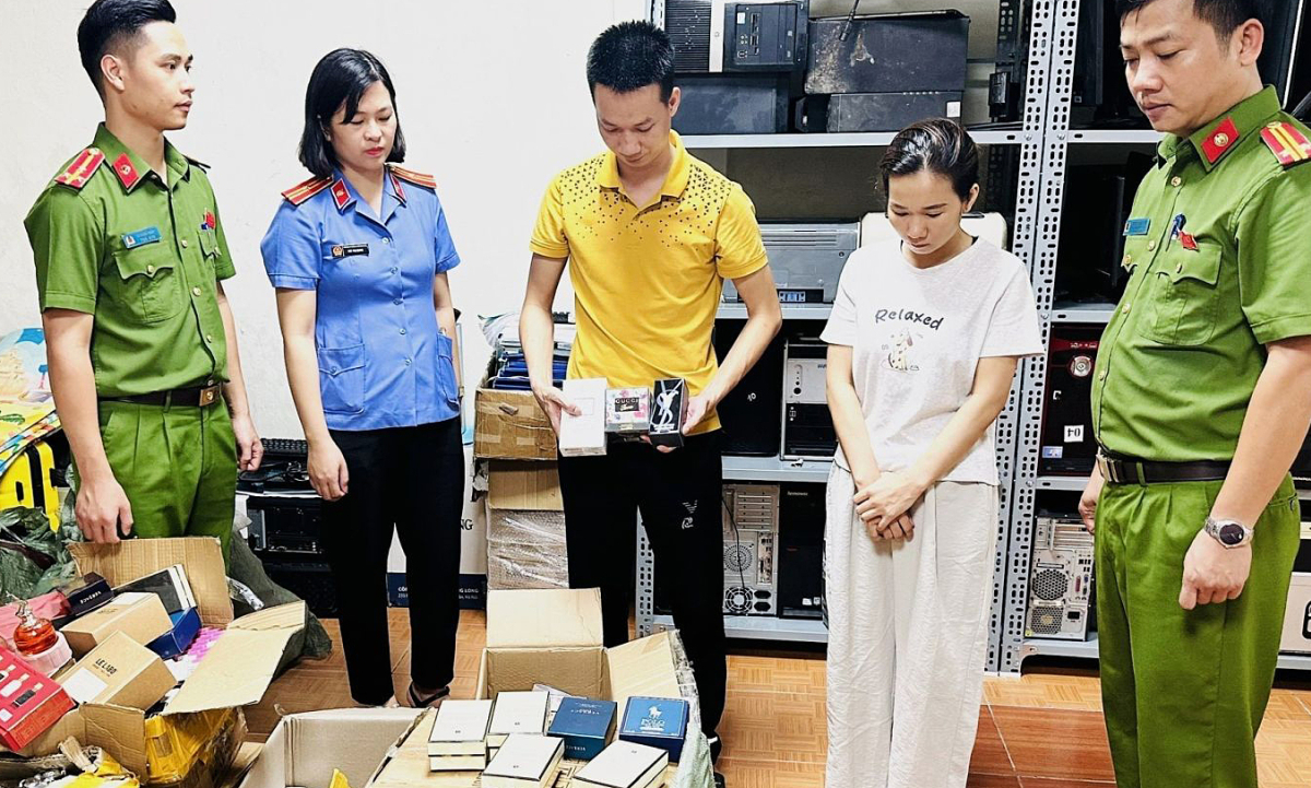 Hai chị em cầm đầu đường dây bán 100.000 chai nước hoa giả bị bắt