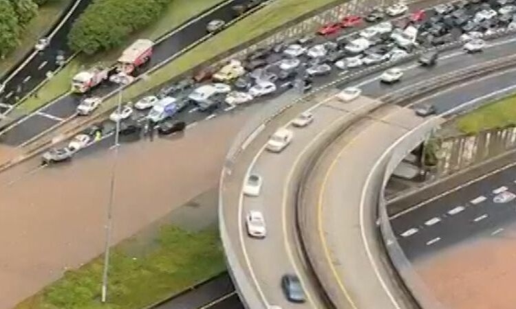 Cao tốc ở Mỹ ngập nước lũ, nhiều tài xế mắc kẹt