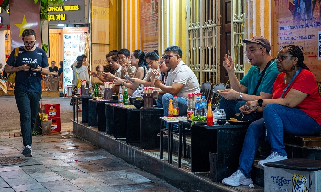 Nỗi lo người đi bộ thành kẻ làm phiền khi Hà Nội cho thuê vỉa hè