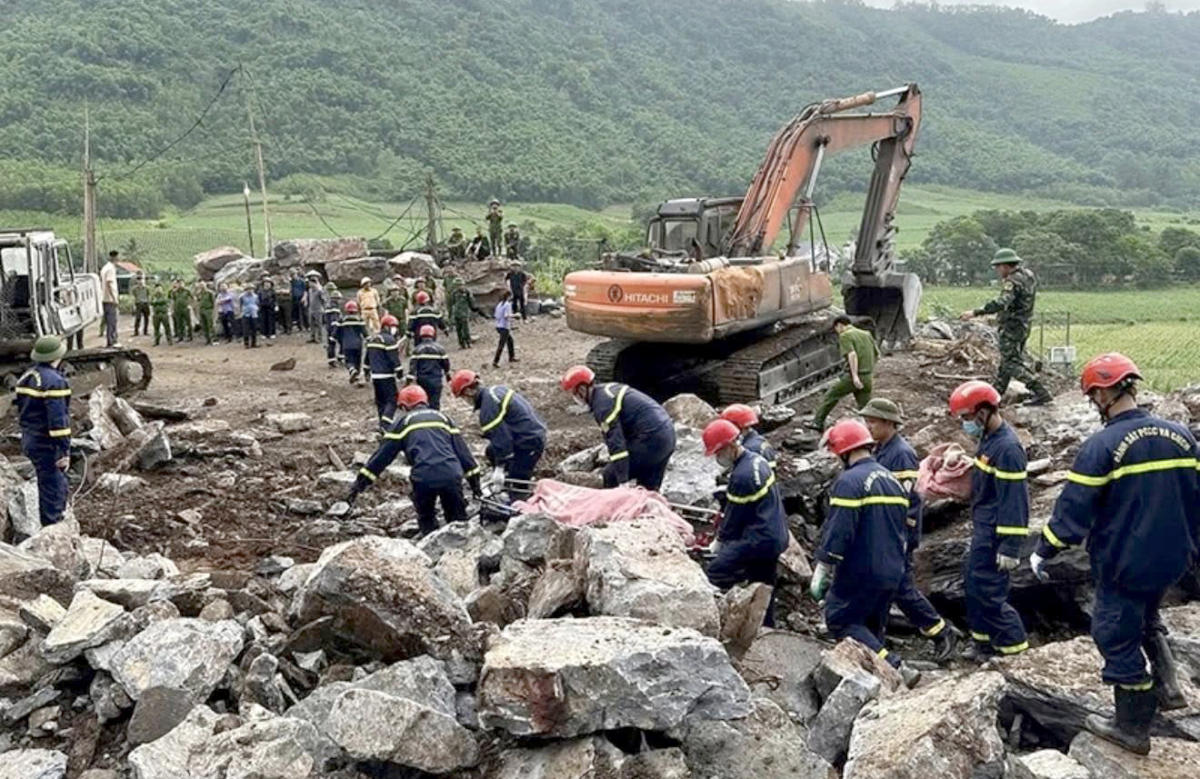 Hiện trường sập mỏ đá vùi lấp 3 công nhân ở Thanh Hóa