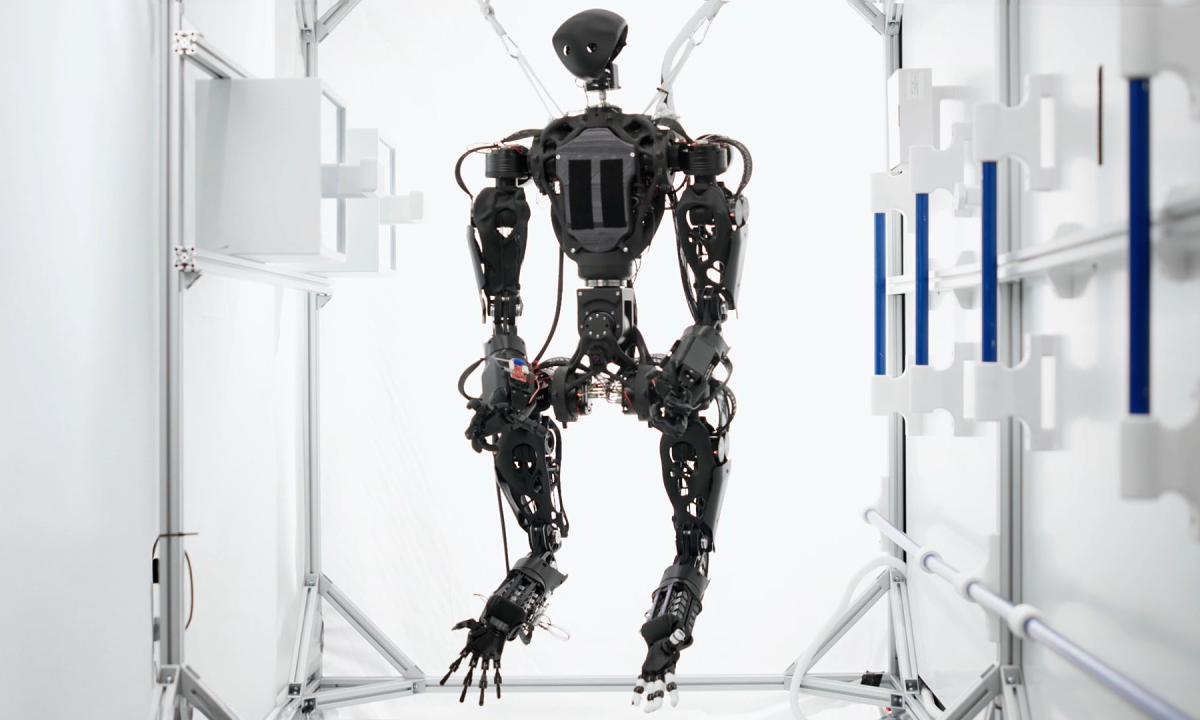 Robot bốn tay phục vụ trên vũ trụ
