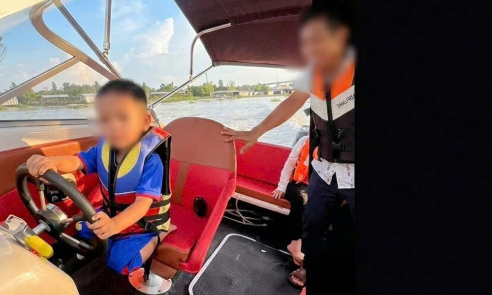 Đăng ảnh con trai 3 tuổi lái ca nô lên mạng xã hội