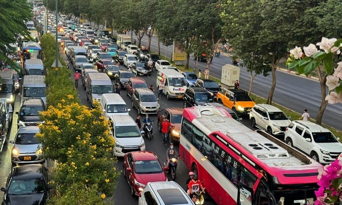Tôi khổ sở 'xin đường' xe máy trên làn dành cho ôtô