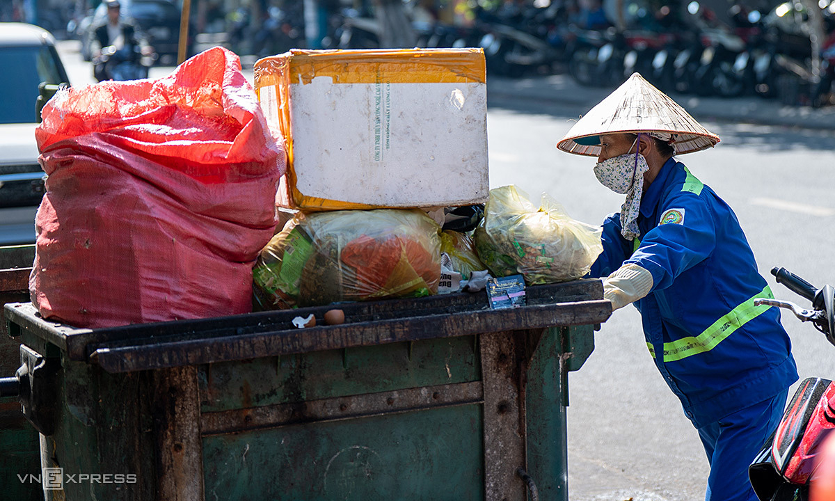 Mỗi công nhân vệ sinh Đà Nẵng thu gom 8-10 tấn rác mỗi ngày