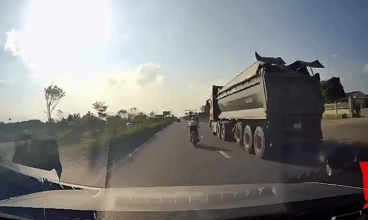 Xe máy chạy gần 90 km/h lắc liên tục rồi đổ nhào giữa hai ôtô
