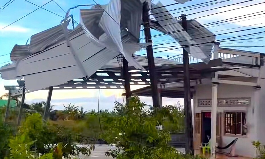 Giông lốc làm hơn 90 nhà dân ở Cà Mau hư hỏng