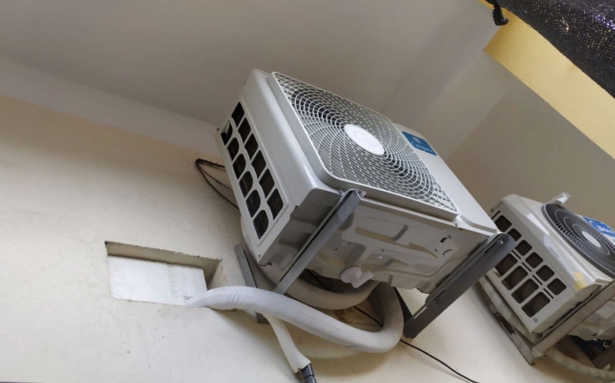 Hàng xóm lắp 3 máy lạnh khiến tường ẩm mốc, tôi có quyền đòi bồi thường?