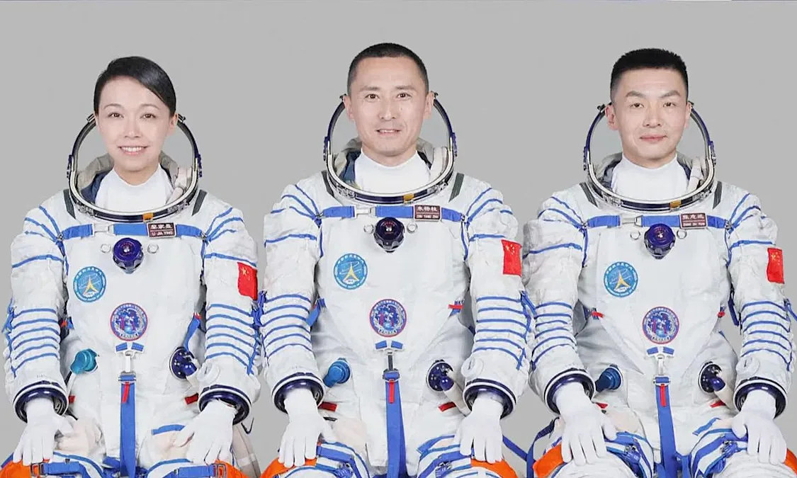 Phi hành gia Trung Quốc lần đầu ở ngoài không gian một năm