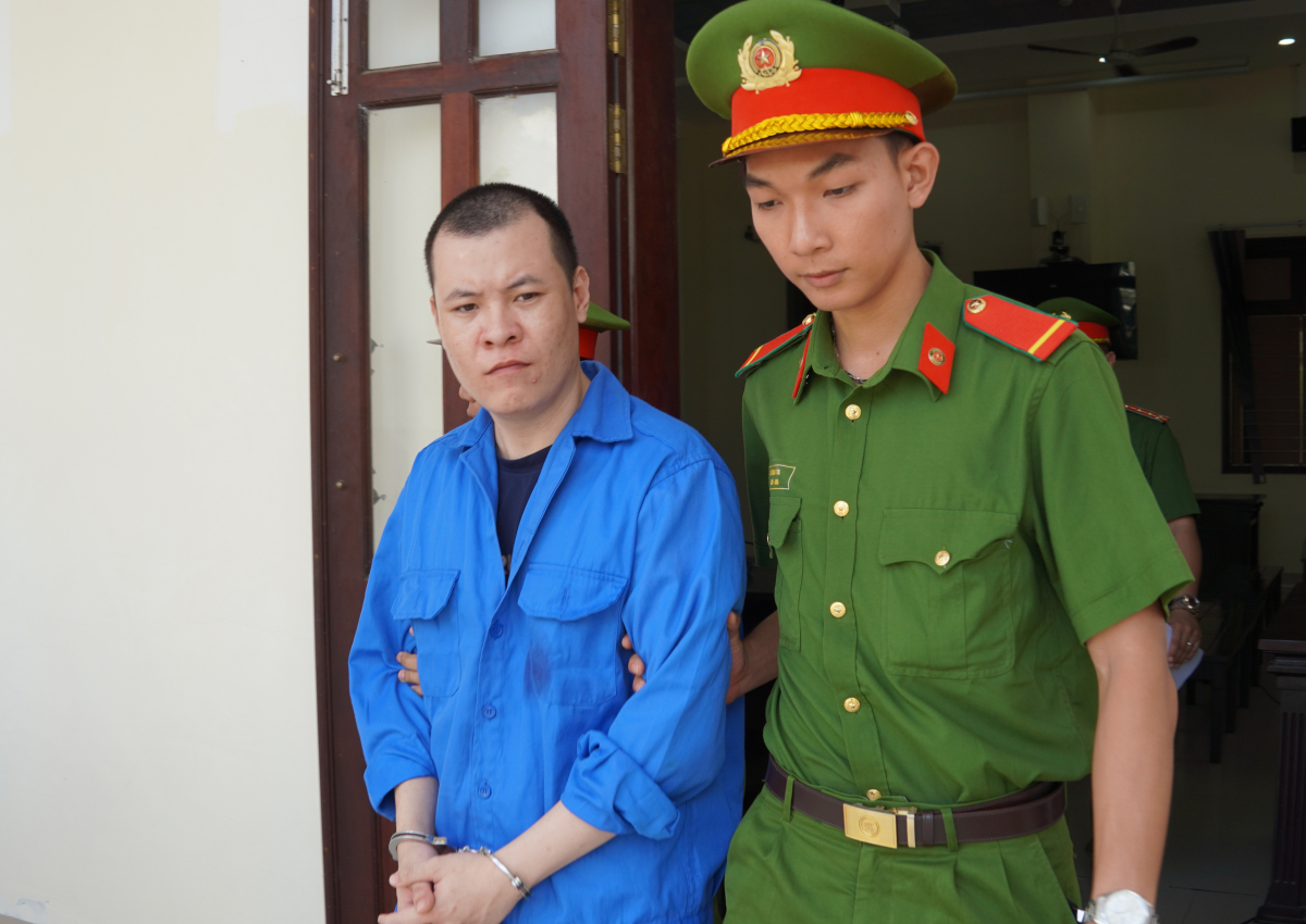 Mang súng nhựa cướp tiệm vàng, quản lý phòng khám lĩnh 18 năm tù
