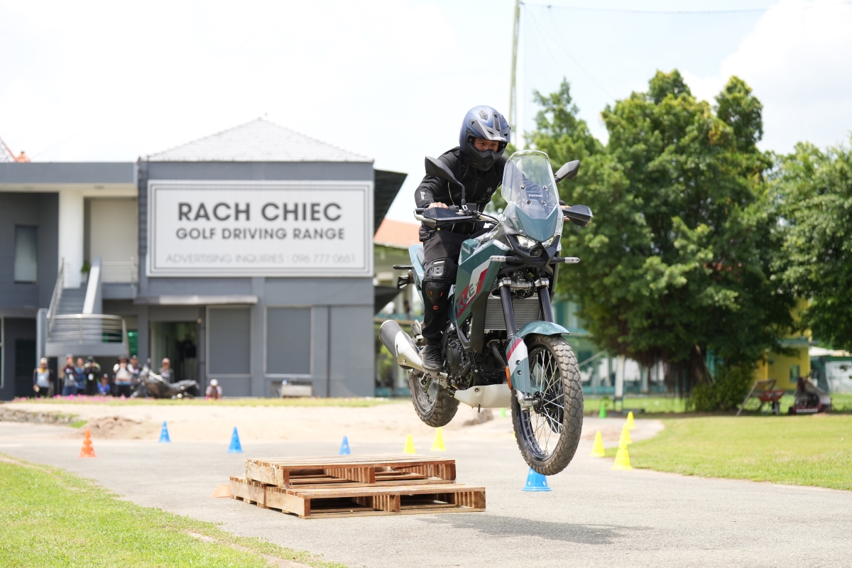 Kawasaki KLE500 ABS - môtô đa địa hình giá từ 175 triệu đồng