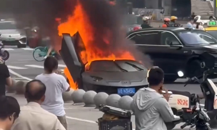 Siêu xe Lamborghini bốc cháy giữa phố
