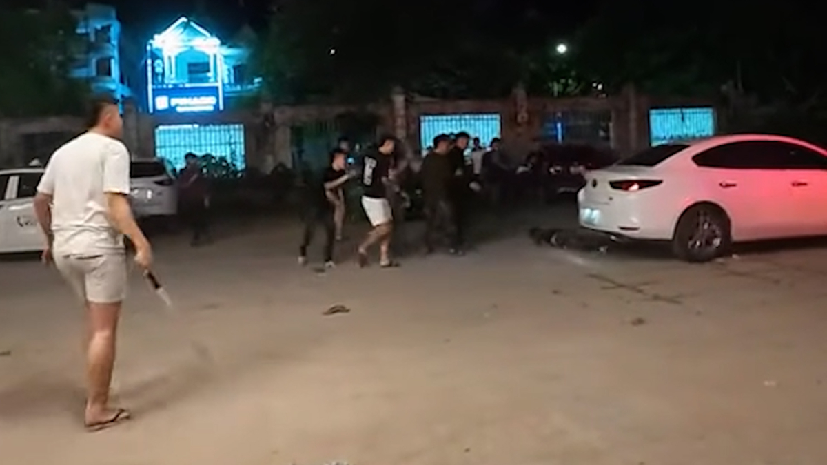 Mâu thuẫn sau tiệc nhậu, nam thanh niên lái ôtô tông bạn