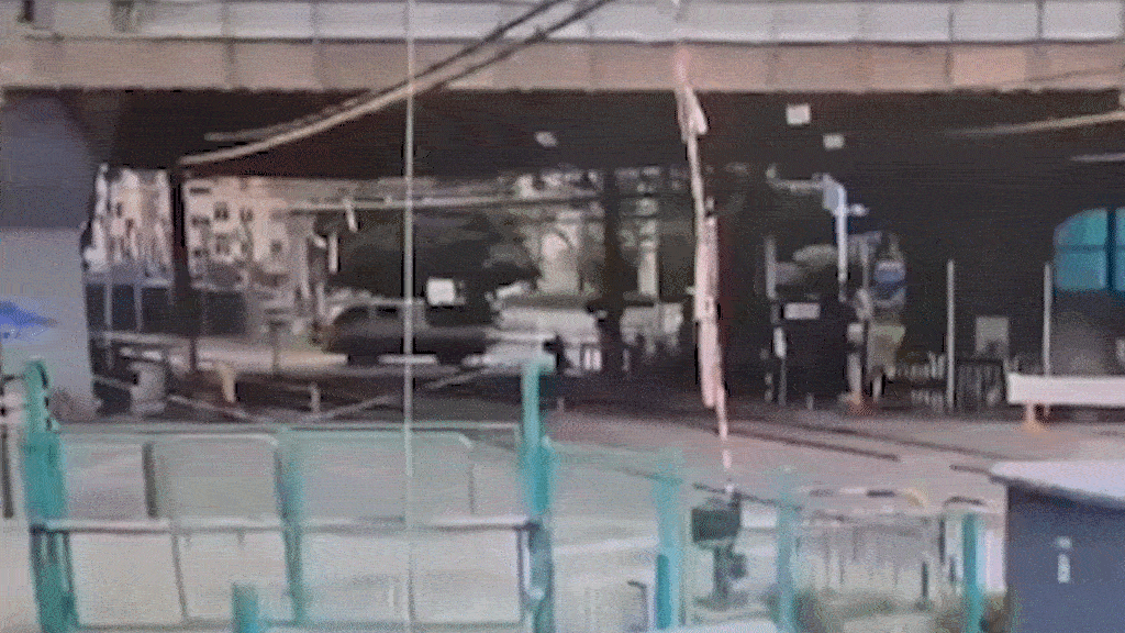 Cầu vượt đổ sập khi đang phá dỡ ở Hàn Quốc, ba người chết