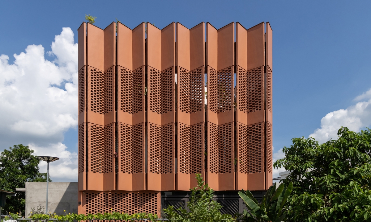 Nhà 270 m2 "bọc" vỏ ngoài bằng gạch lỗ để lọc nắng gió