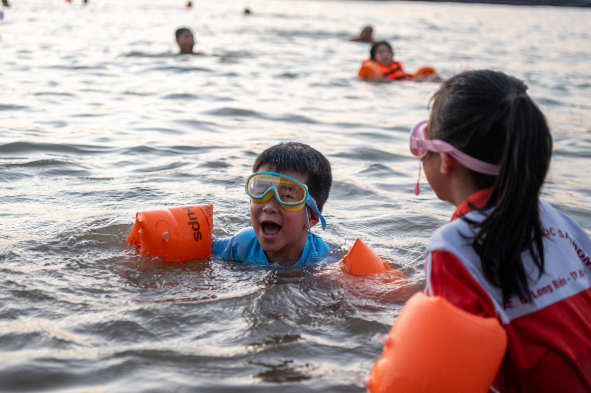 Đổ ra sông hồ, công viên giải nhiệt ngày Hà Nội 41 độ C