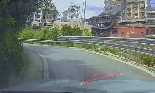 Ôtô lao ngược chiều đường đèo khuất tầm nhìn