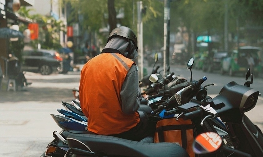 Tôi tiếc cho người bạn đại học bỏ việc lương 3,5 triệu để làm shipper