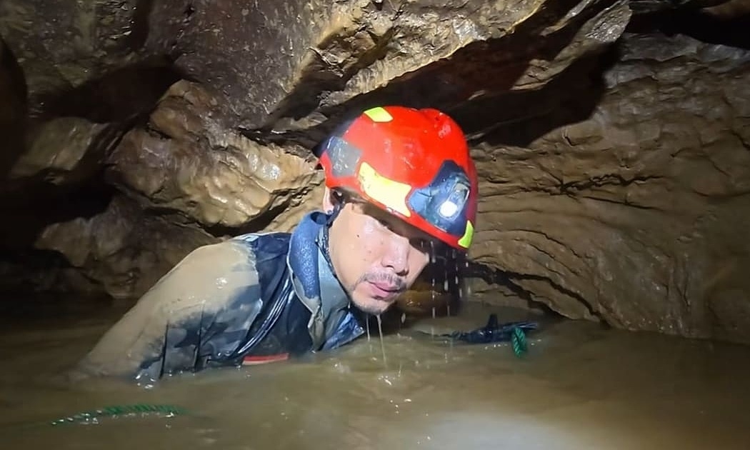 Thợ lặn tìm cách cứu 7 người kẹt một tuần trong hang ngập nước