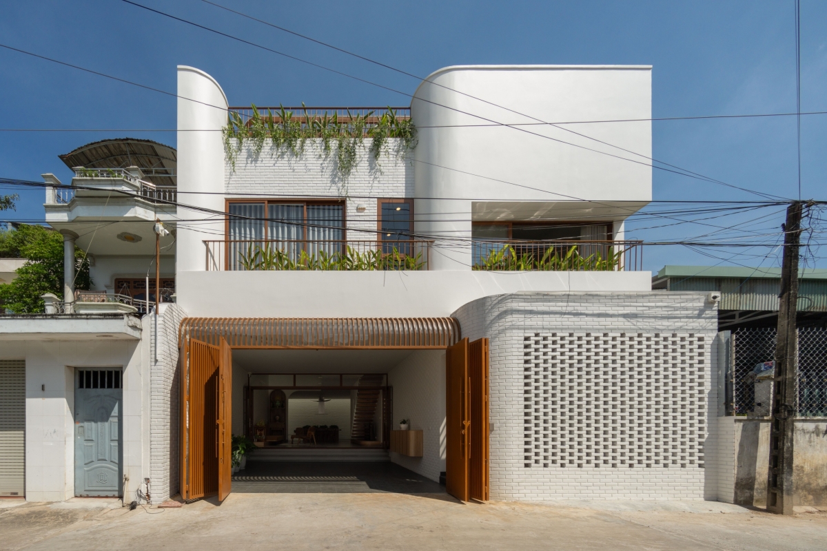 Nhà phố 153 m2 sáng thoáng nhờ khoảng "thở" giữa nhà