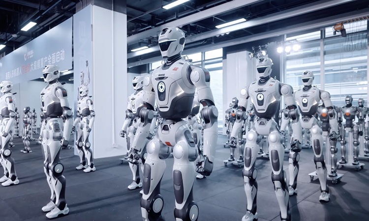 Nhà máy trung bình 15 phút sản xuất một robot hình người