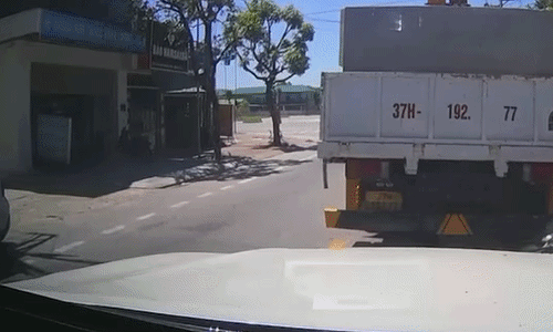 Người đi xe máy bị ôtô đâm ngã khi lao ra từ góc khuất