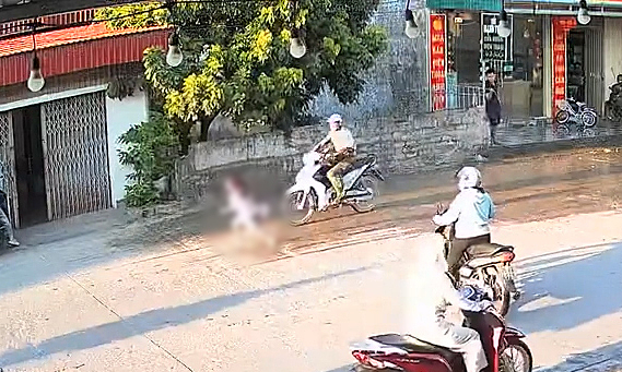 Bé gái gặp tai nạn khi sang đường một mình