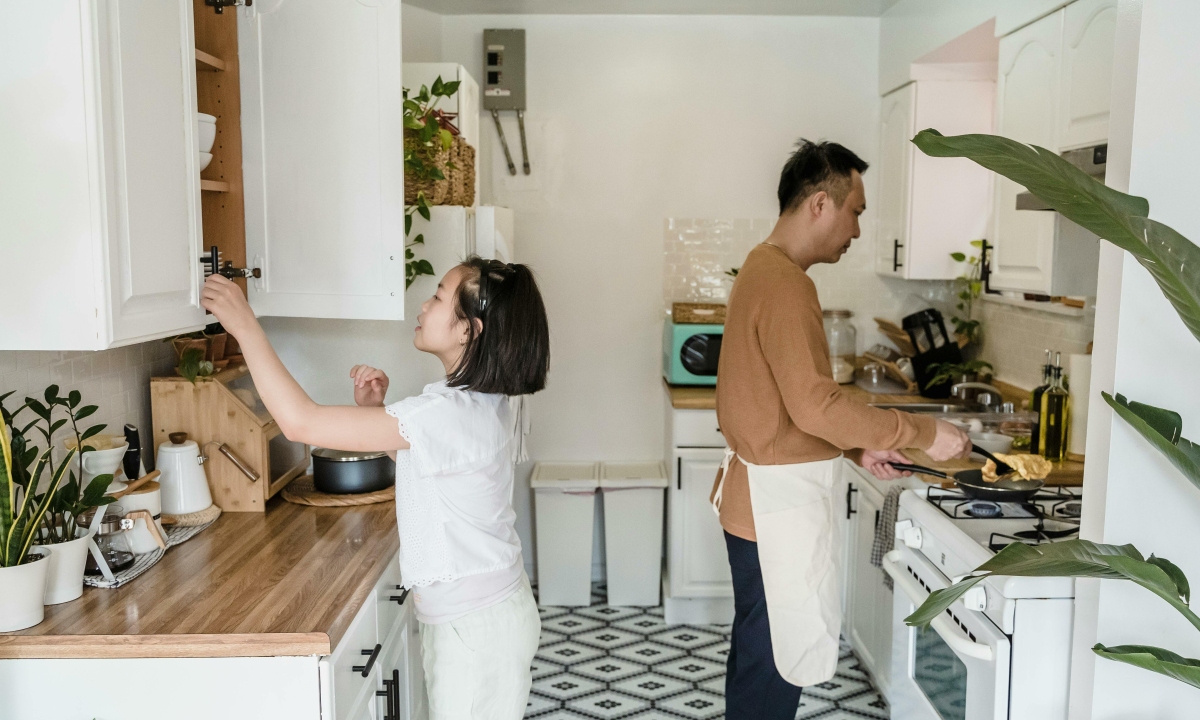 Tôi phải nội trợ, chăm con vì lấy vợ làm ngân hàng