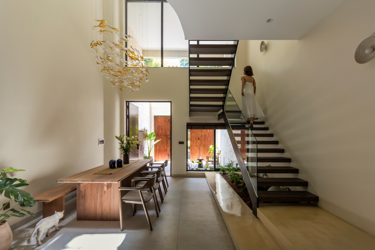 Nhà phố Modern Wabi Sabi với "lõi" sáng xuyên suốt