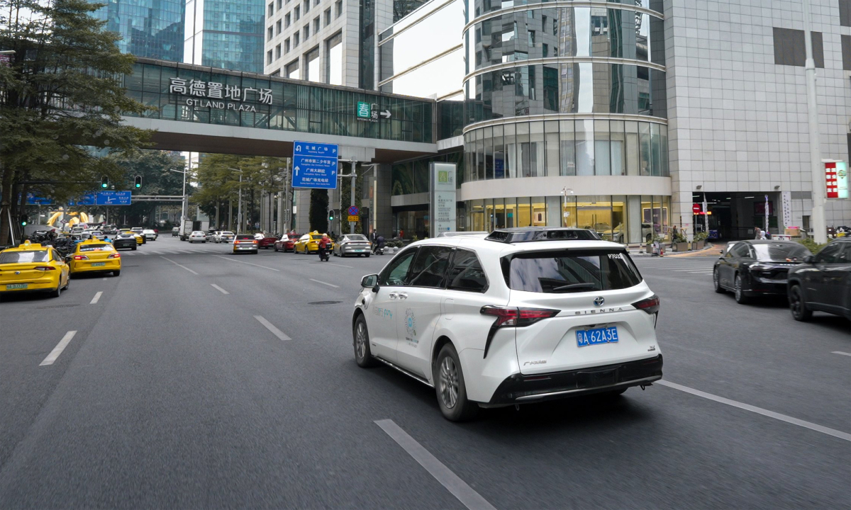 Sự cố trăm xe tê liệt dội 'gáo nước lạnh' vào ngành robotaxi