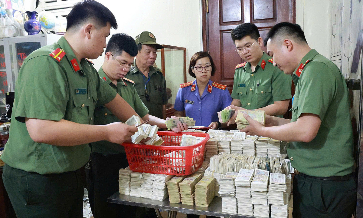 Ba người 'bỏ túi' tiền công đức của đền Kỳ Cùng bị khởi tố