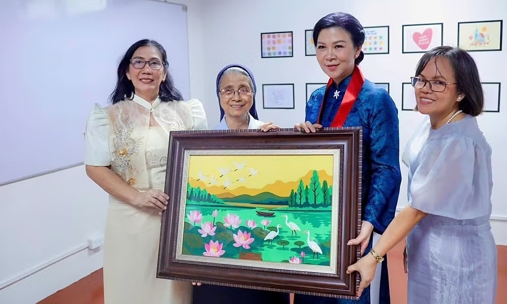 Phu nhân Tổng Bí thư, Chủ tịch nước thăm trẻ em hoàn cảnh đặc biệt tại Philippines