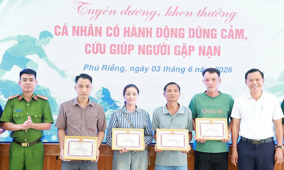 Đồng Nai khen thưởng 5 người cứu ba phụ nữ giữa dòng lũ